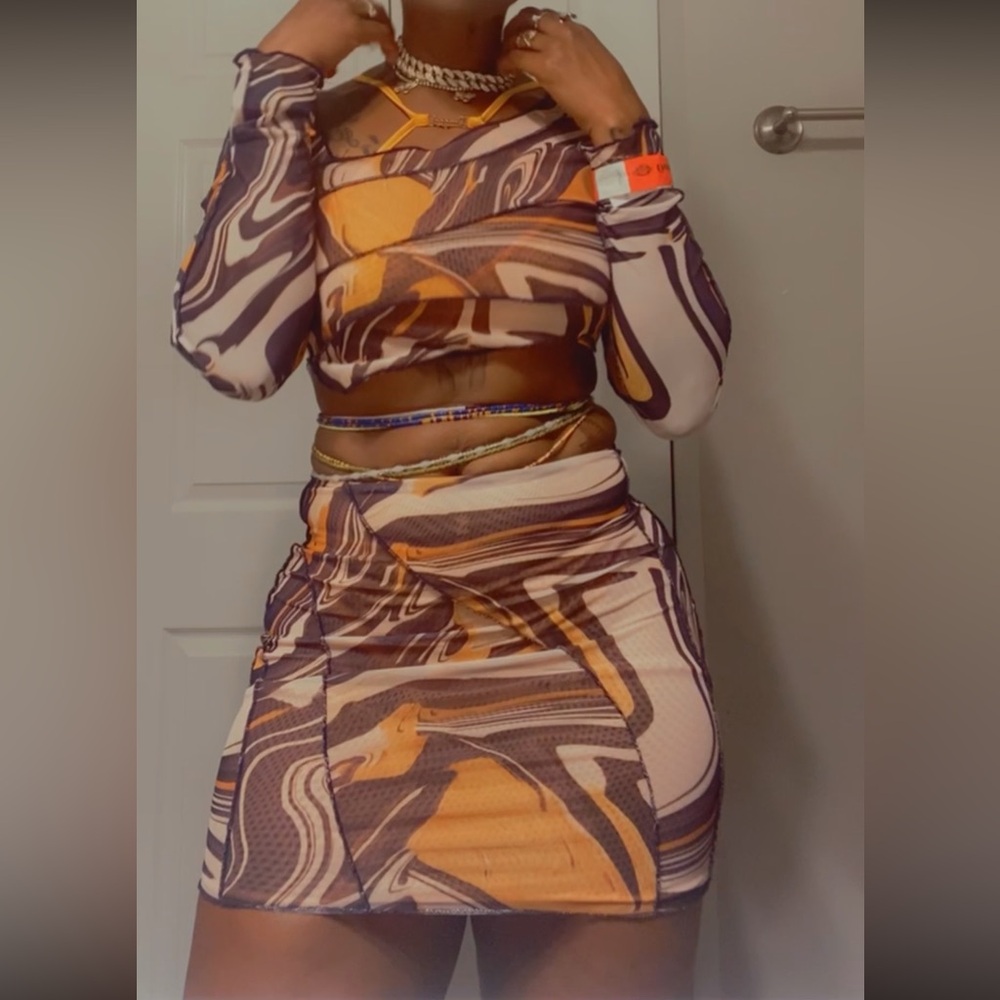 Chic Swirl Mini Skirt - Picture 6 of 6